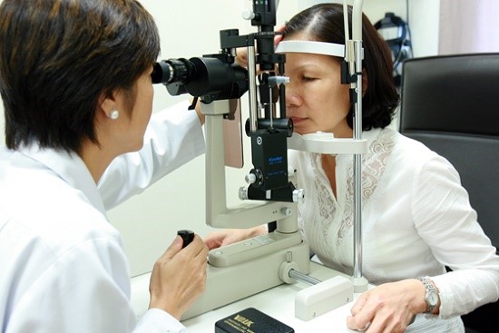 Đeo kính râm và kính chống nắng